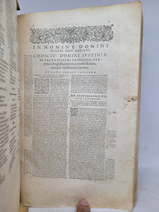 Corpus juris civilis in IIII partes distinctum: quarum prima, institutionum libri IIII digestorum seu pandectarum libri L continentur. Quae reliquis partibus includantur, aversa docebit pagina; Bound With; Feudorum consuetudines, 1583