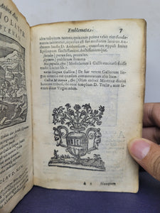 Emblemata V. Cl. Andreae Alciati: cu[m] imaginibus plerisque restitutis ad mentem auctoris, 1618