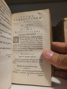 Bernardi Schotani Examen Juridicum, quoe fundamenta jurisprudentiae secundum seriem digestorum, subjectis suis locis titulis codicis, explicantur, regornitum, &amp; altera fere parte locupletatum, 1646