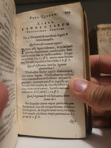 Bernardi Schotani Examen Juridicum, quoe fundamenta jurisprudentiae secundum seriem digestorum, subjectis suis locis titulis codicis, explicantur, regornitum, &amp; altera fere parte locupletatum, 1646